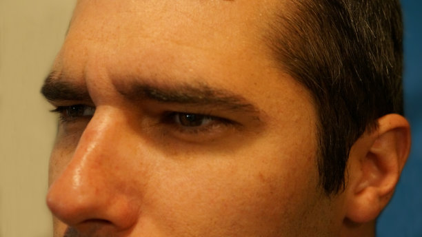 皱着眉头眉图片下载