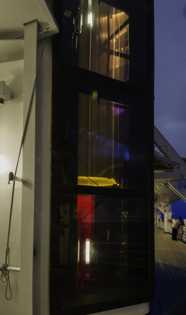 夜间游船升降机图片下载