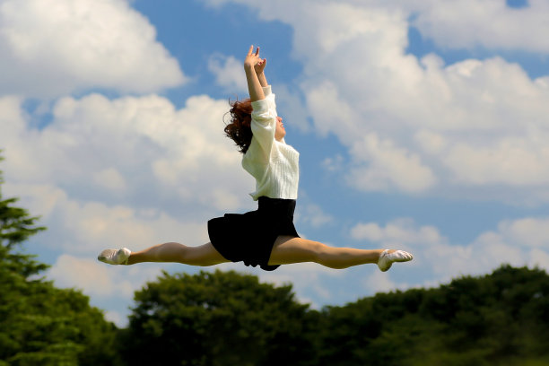 跳向天空图片下载