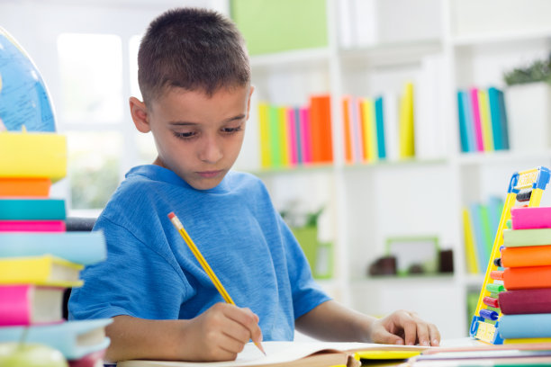 小男孩学习图片下载