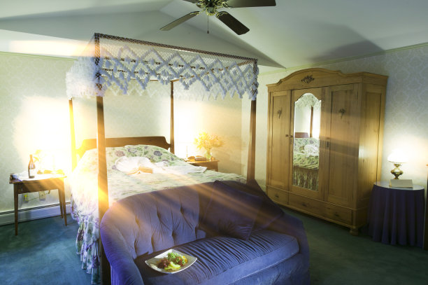 阳光透过窗户照射进来的卧室。图片下载