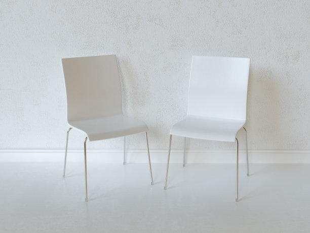有两把胶合板椅子的白色室内房间图片下载