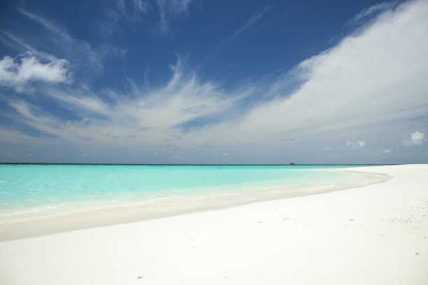 晶莹剔透的大海，蓝天和白云图片下载