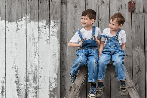 男孩们拿着刷子在旧墙上画画图片下载