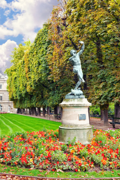 羊人跳舞。巴黎的卢森堡花园，图片下载