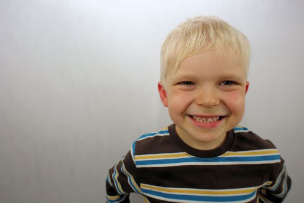 微笑的男孩图片下载