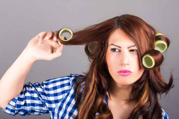 女孩卷发器图片下载