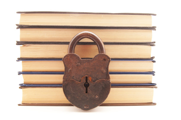 白色背景上的旧锁和旧书图片下载