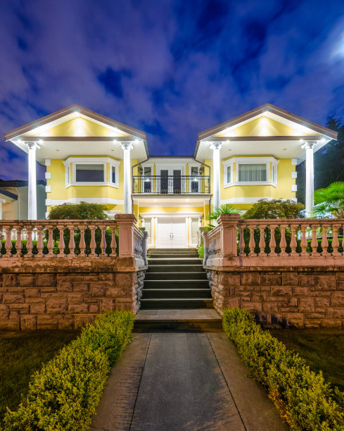 房子在黄昏。图片下载