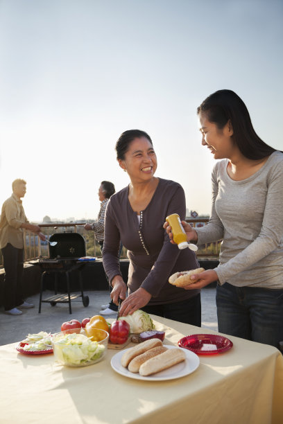 一家人在屋顶上做饭图片下载