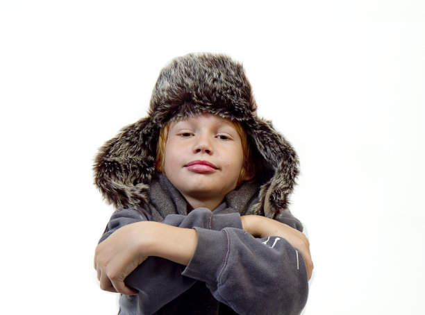男孩戴着冬季皮帽图片下载