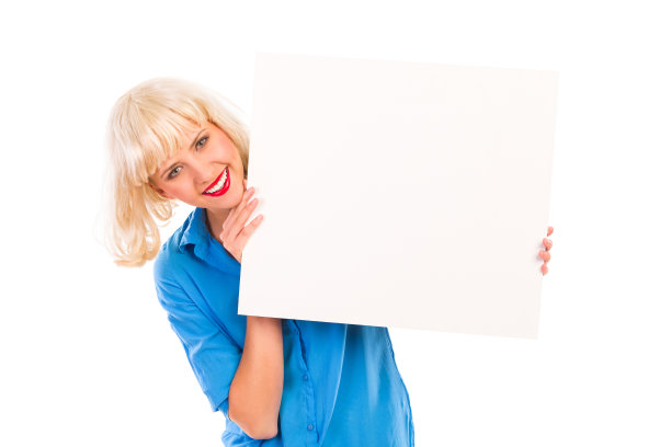 带着白卡片微笑的金发女人。图片下载