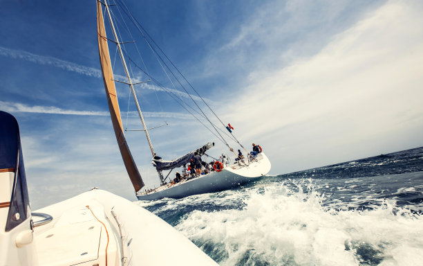 有白帆的帆船图片下载