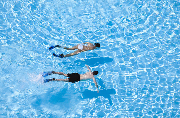 游泳在水里图片下载