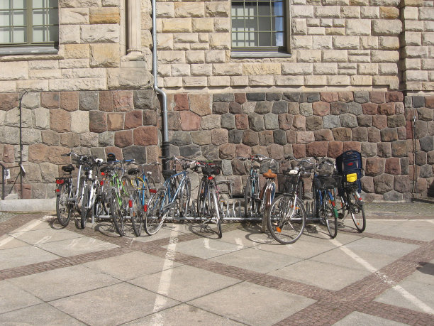 自行车停放在自行车架上图片下载