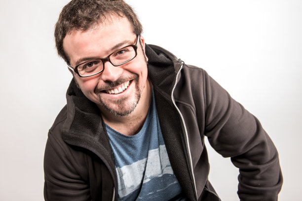 年轻快乐的现代人图片下载