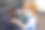 汽车品牌专家用包装膜把商标贴在汽车上图片下载