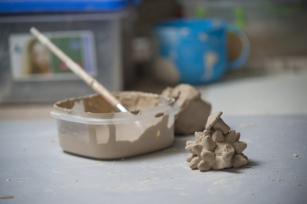 女孩用粘土做玩具图片下载