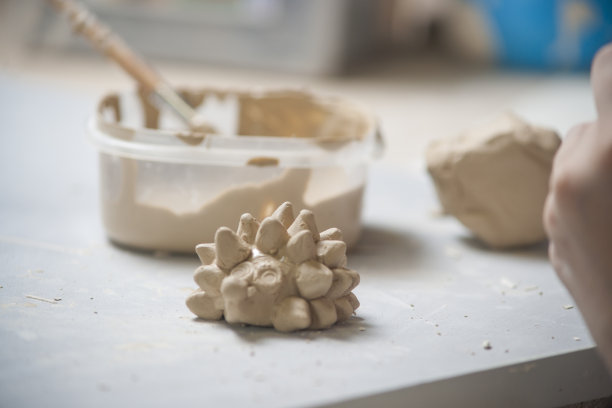 女孩用粘土做玩具图片下载