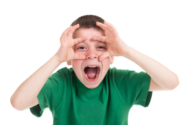 那男孩用手看东西就像望远镜一样图片下载