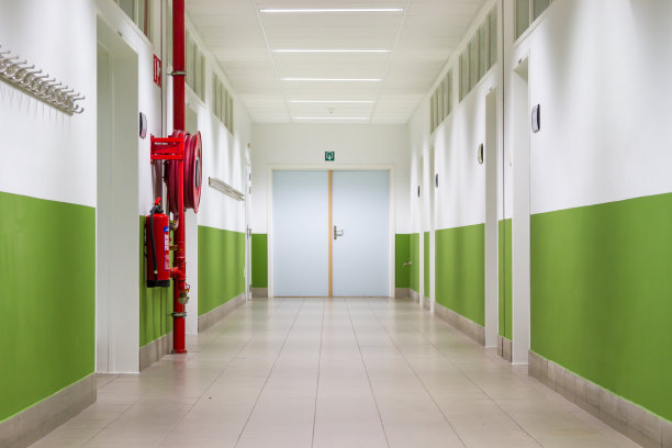 宽阔的走廊，瓷砖地板，白色和绿色的墙壁图片下载