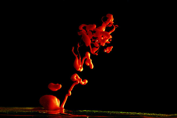 红漆掉进水里图片下载