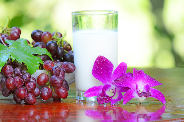 红葡萄和牛奶图片下载