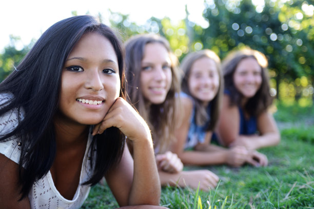 四个少年在草地上微笑图片下载