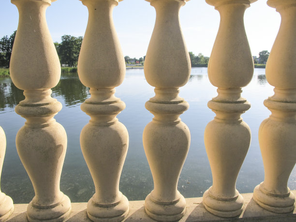 用砂岩柱做成的栅栏图片下载