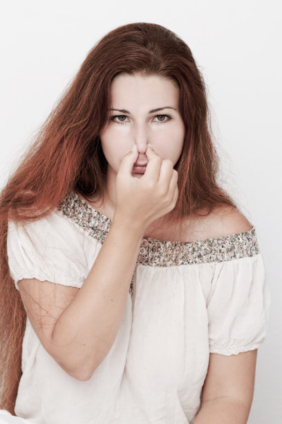 漂亮的年轻姑娘闭上了他的鼻子图片下载