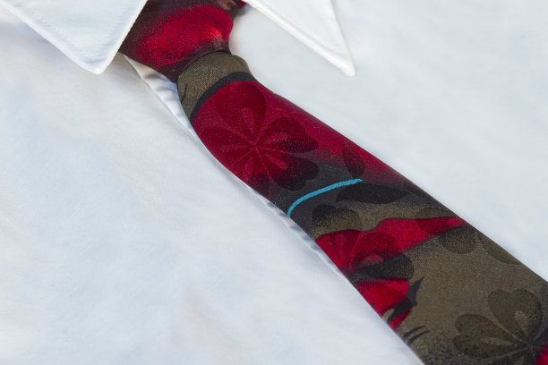 红色领带上的礼服衬衫图片下载