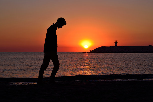 独自站在海滩上年轻，沮丧，假期，图片下载