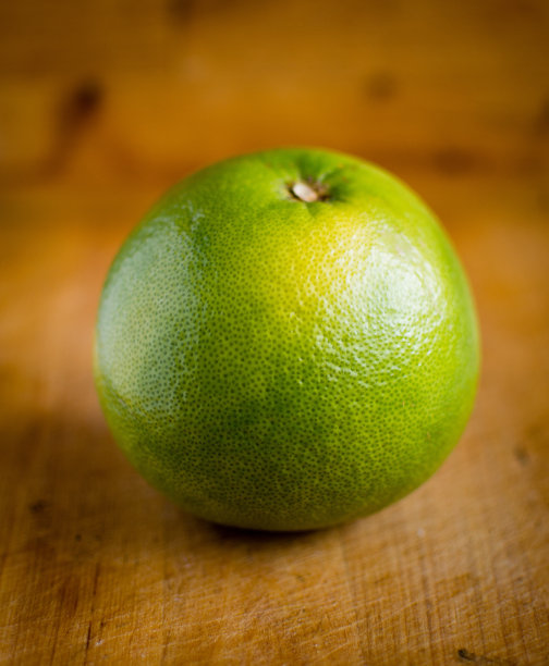 木质背景上的白色葡萄柚图片下载