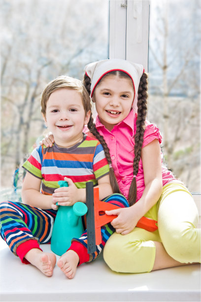 孩子们拿着刮刀和喷雾坐在窗台上图片下载