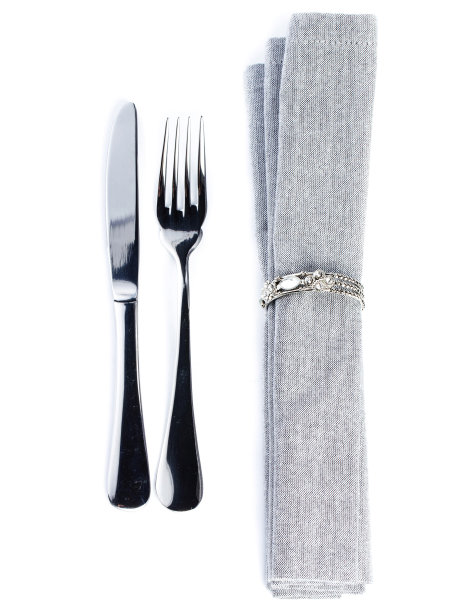 亚麻纺织餐巾与刀叉图片下载