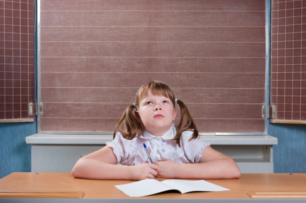 教室里的女学生图片下载
