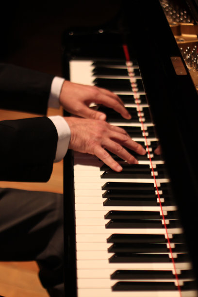 弹钢琴图片下载