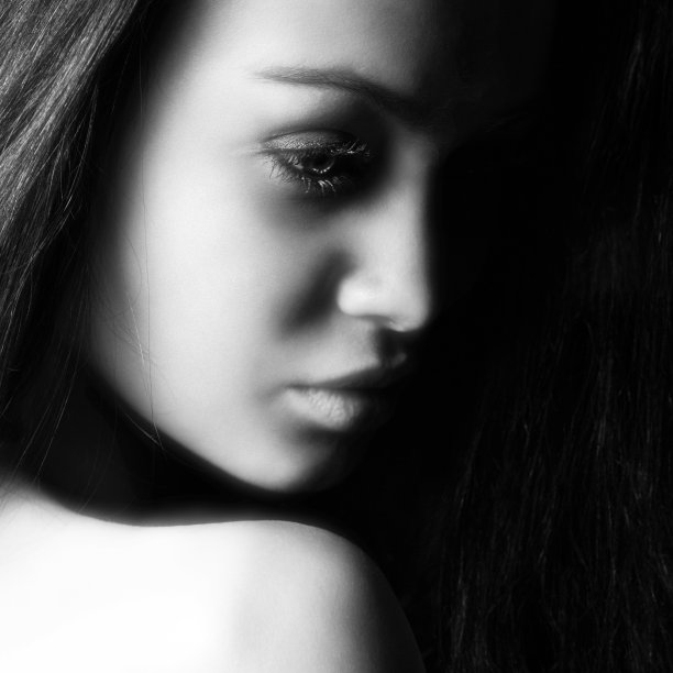 黑白肖像年轻美丽的女性图片下载