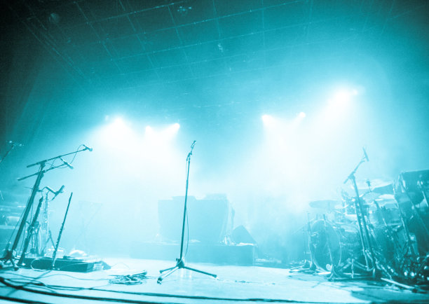 空荡荡的舞台上，麦克风等待着音乐家们的到来图片下载