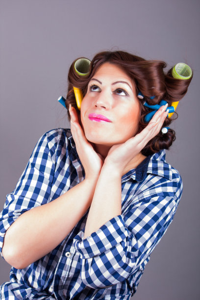 带卷发器的漂亮女孩图片下载