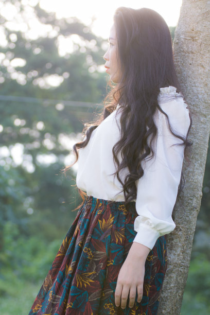 一个年轻的亚洲女人的侧面图片下载