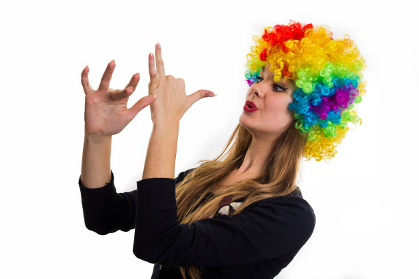 开朗的女孩和五颜六色的假发图片下载