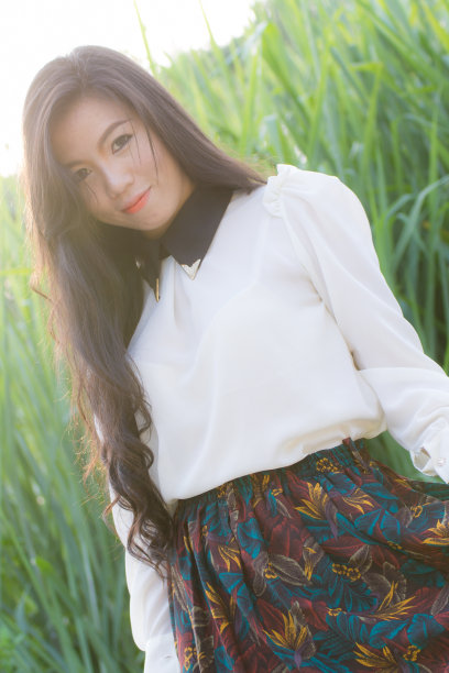 一个年轻的亚洲女人的侧面图片下载