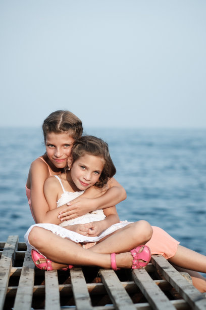 《码头上的美丽女孩》海图片下载