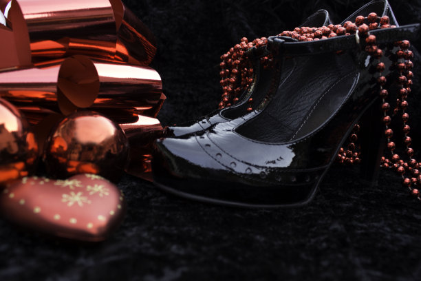 黑色鞋子和圣诞装饰图片下载