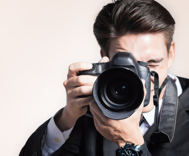 用专业相机的年轻人图片下载