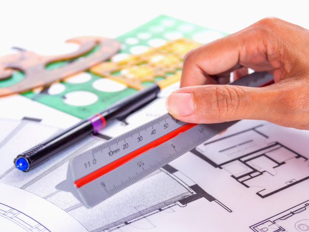 设计师的手使用建筑师的设备图片下载