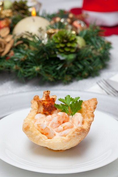圣诞桌上的酥皮什锦虾图片下载