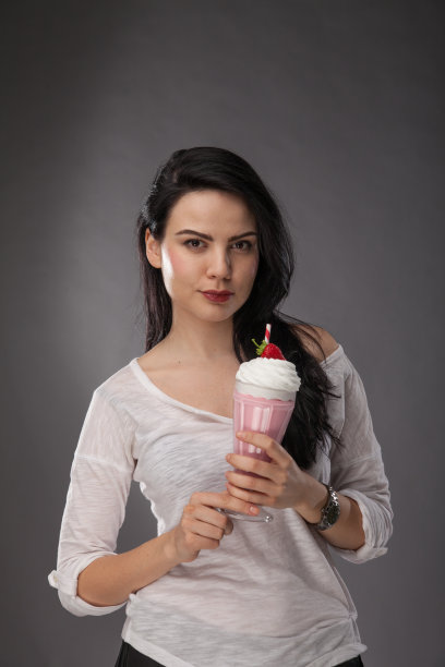 健康女孩用苹果和奶昔做出健康决定图片下载