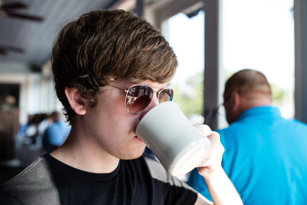 在咖啡馆喝咖啡的年轻人图片下载